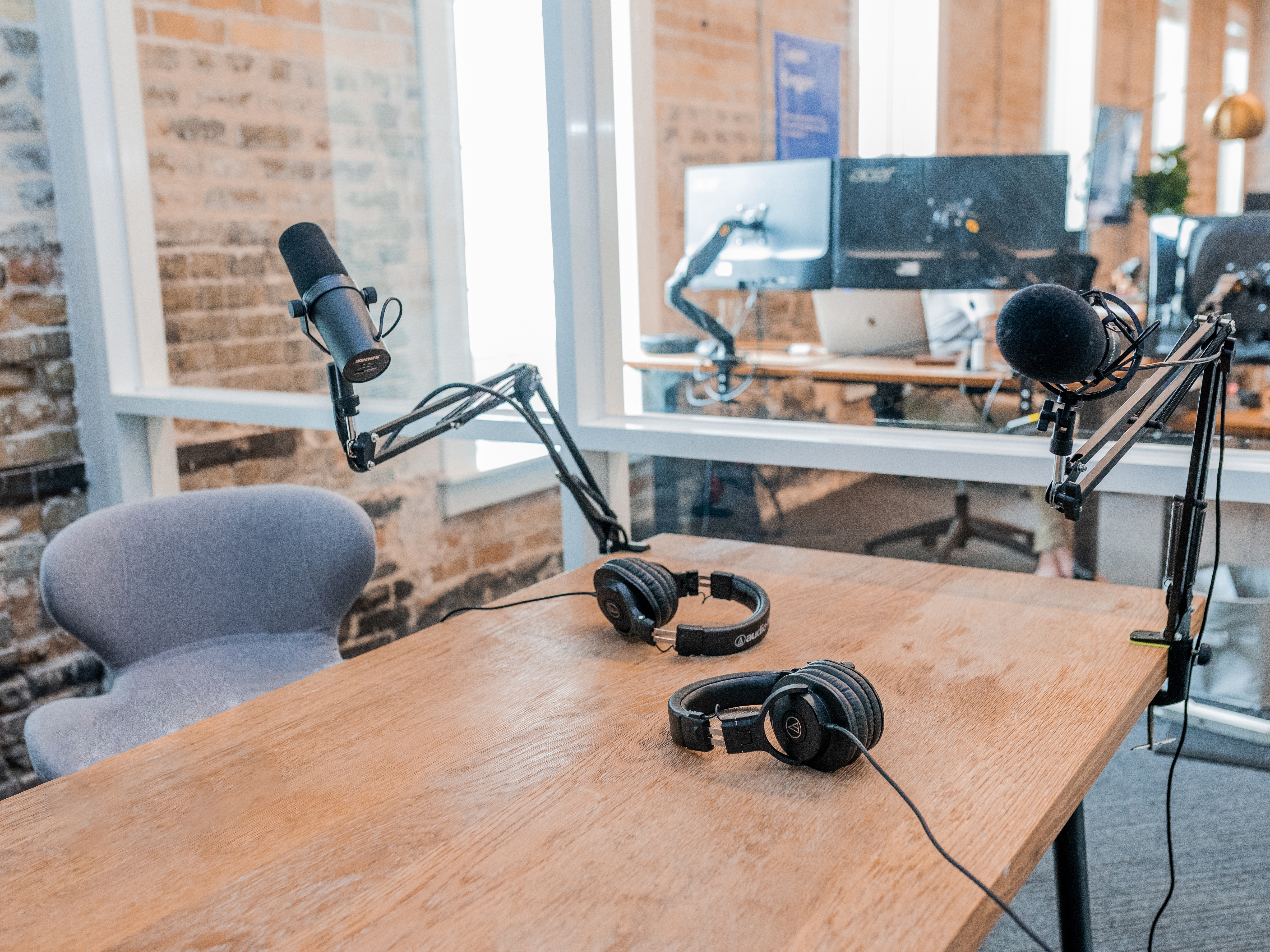 nexudus_desk_headphones_radio_coworking 